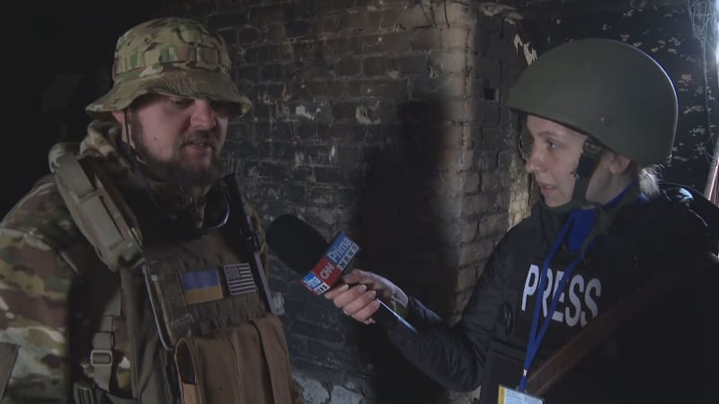 Darja Stomatová vede 9. dubna rozhovor s ukrajinským vojákem v budově zničené ruské základny u Charkova.