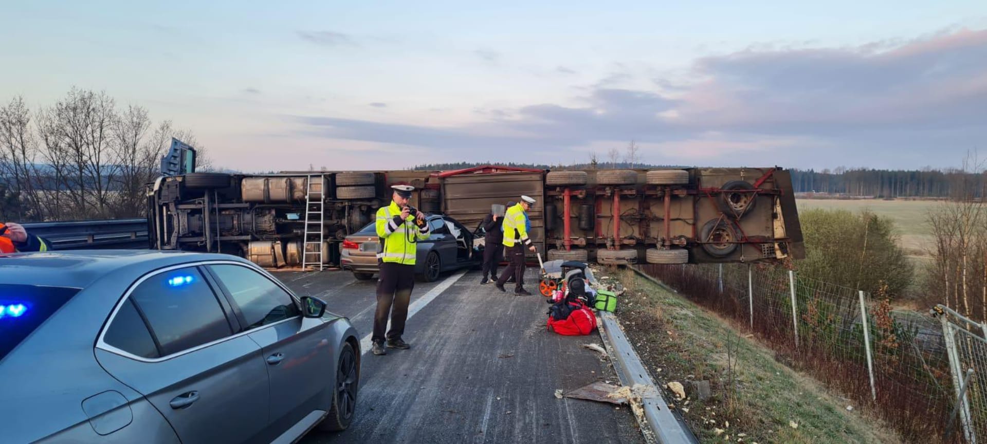 Nehoda kamionu uzavřela dálnici D5 směrem na Rozvadov.