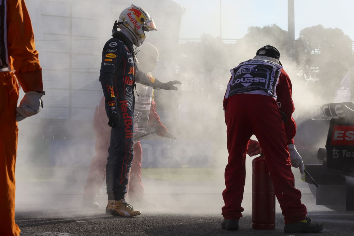 Obhájce mistrovského titulu Max Verstappen z Red Bullu nedokončil kvůli technickým potížím druhý závod