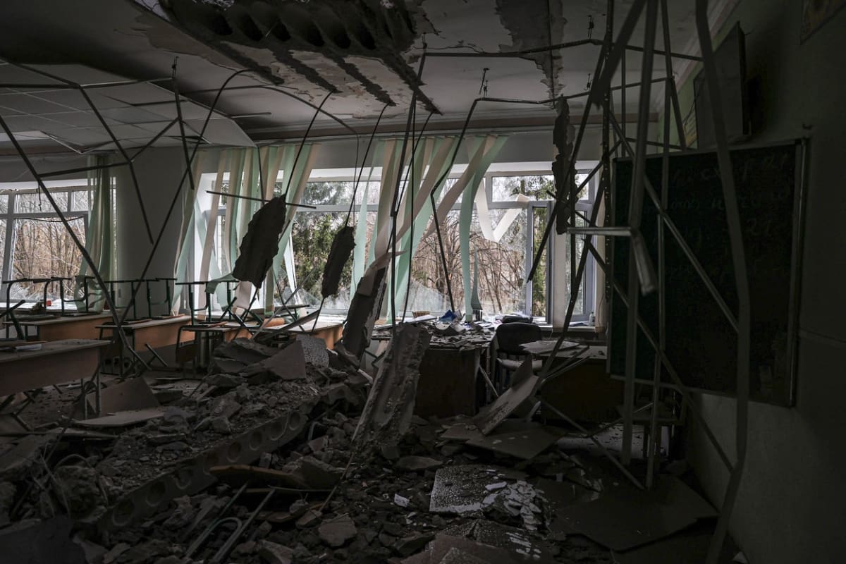 Škody po ruském útoku na vesnici Buzova. (6.4.2022)