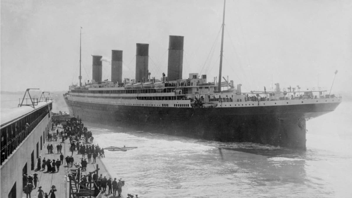Titanic při slavnostním vyplutí ze Southamptonu