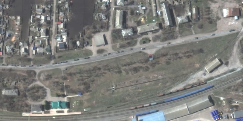 Na satelitním snímku, který zveřejnila společnost Maxar Technologies, je vidět část zhruba 13kilometrového ruského vojenského konvoje složeného ze stovek vozidel (včetně obrněných vozidel, nákladních automobilů s taženým dělostřelectvem a podpůrné techniky), který se pohybuje na jih Ukrajiny přes ukrajinské město Velykyj Burluk (8. dubna 2022).