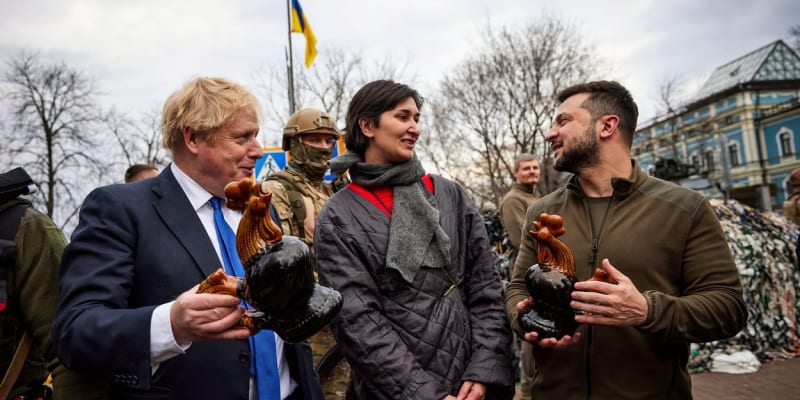 Boris Johnson a Volodymyr Zelenskyj dostali sošku kohouta od ukrajinské umělkyně Lery Poljanské.