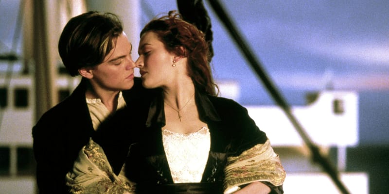 Nesmrtelný záběr z filmu Titanic: Leonardo DiCaprio a Kate Winsletová.