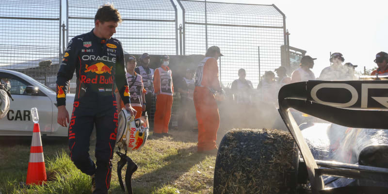Obhájce mistrovského titulu Max Verstappen z Red Bullu nedokončil kvůli technickým potížím druhý závod.