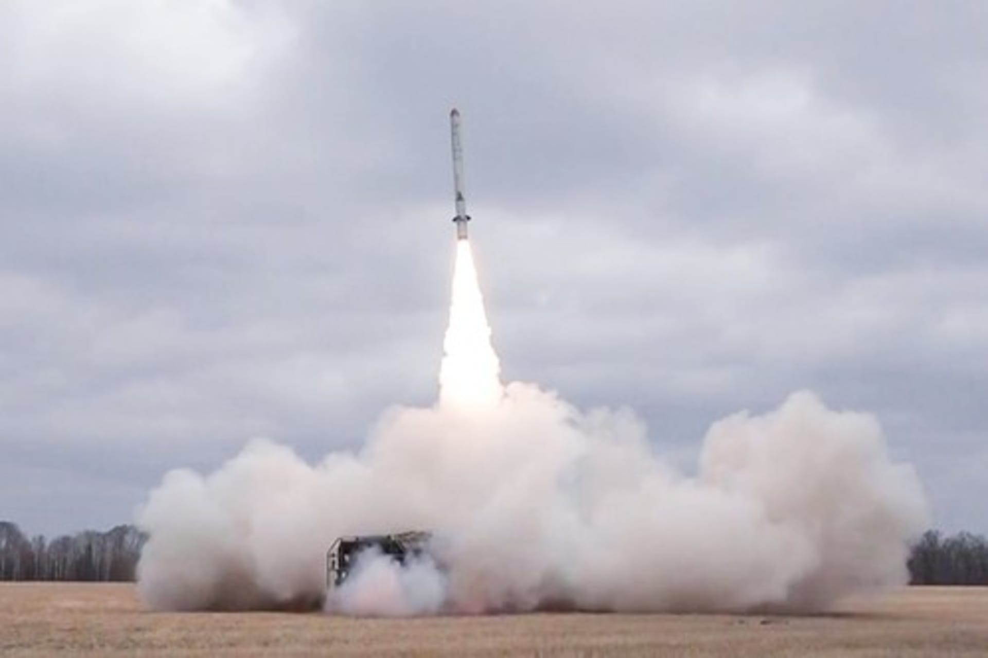  Ruský mobilní taktický raketový systém 9K720 Iskander pálící na ukrajinské pozice