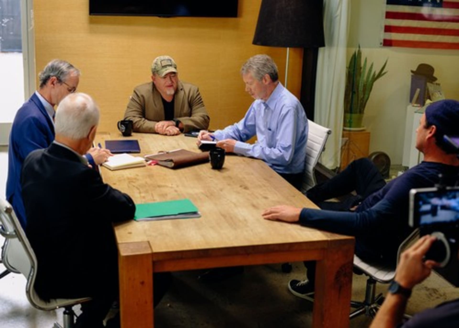 Christopher Mellon (druhý zleva) během natáčení dokumentárního seriálu Neidentifikováno: Americká vyšetřování UFO z produkce History Channel