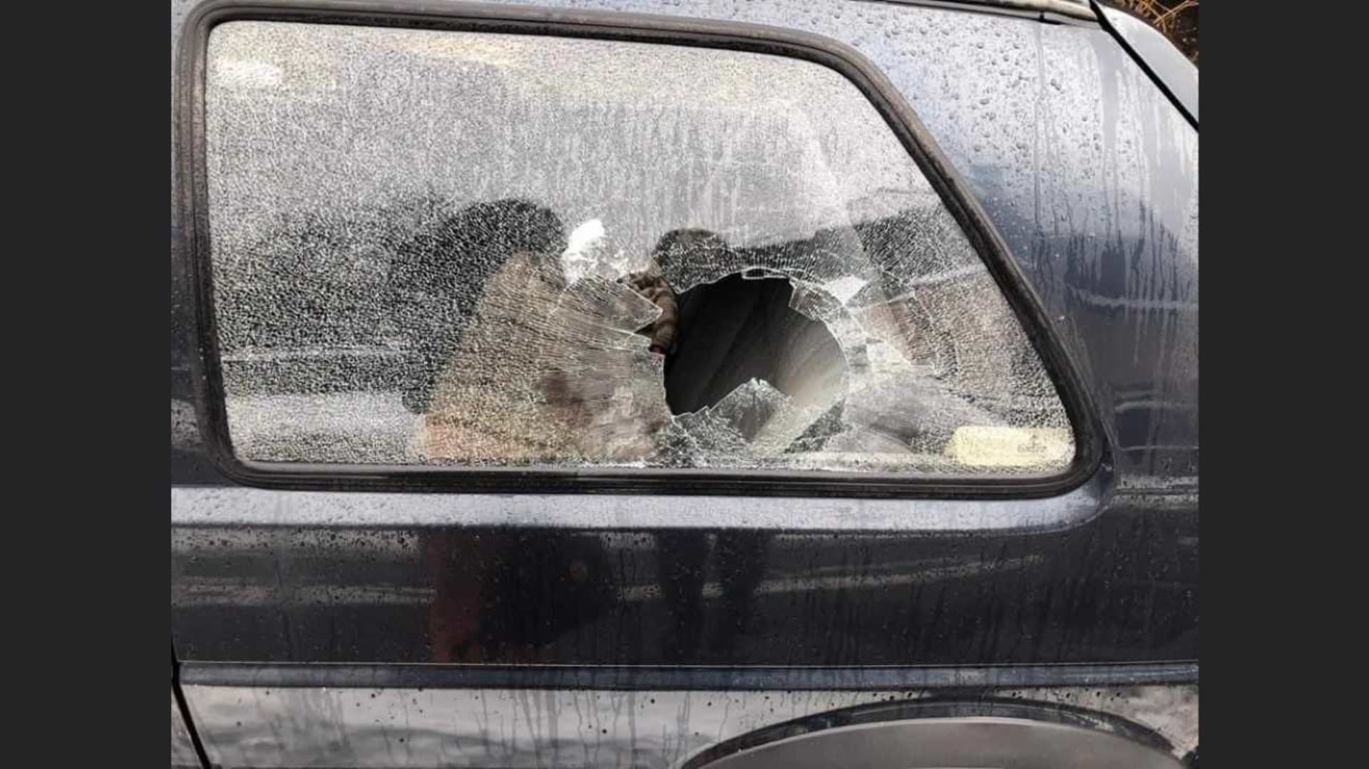 Neznámý lukostřelec trefil okénko auta i fasádu domu.