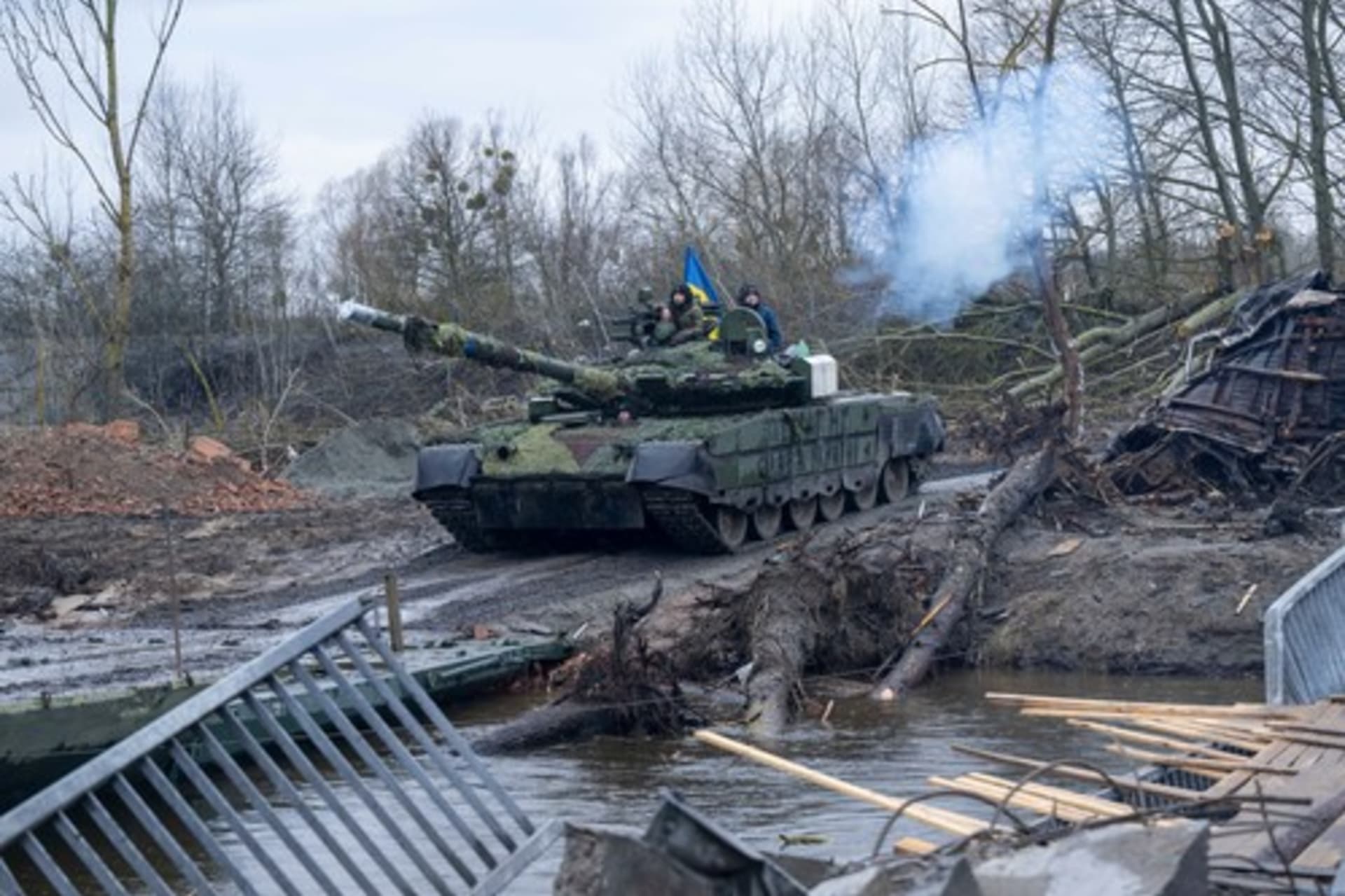 Ukrajinský tank jedoucí po pontonovém mostě