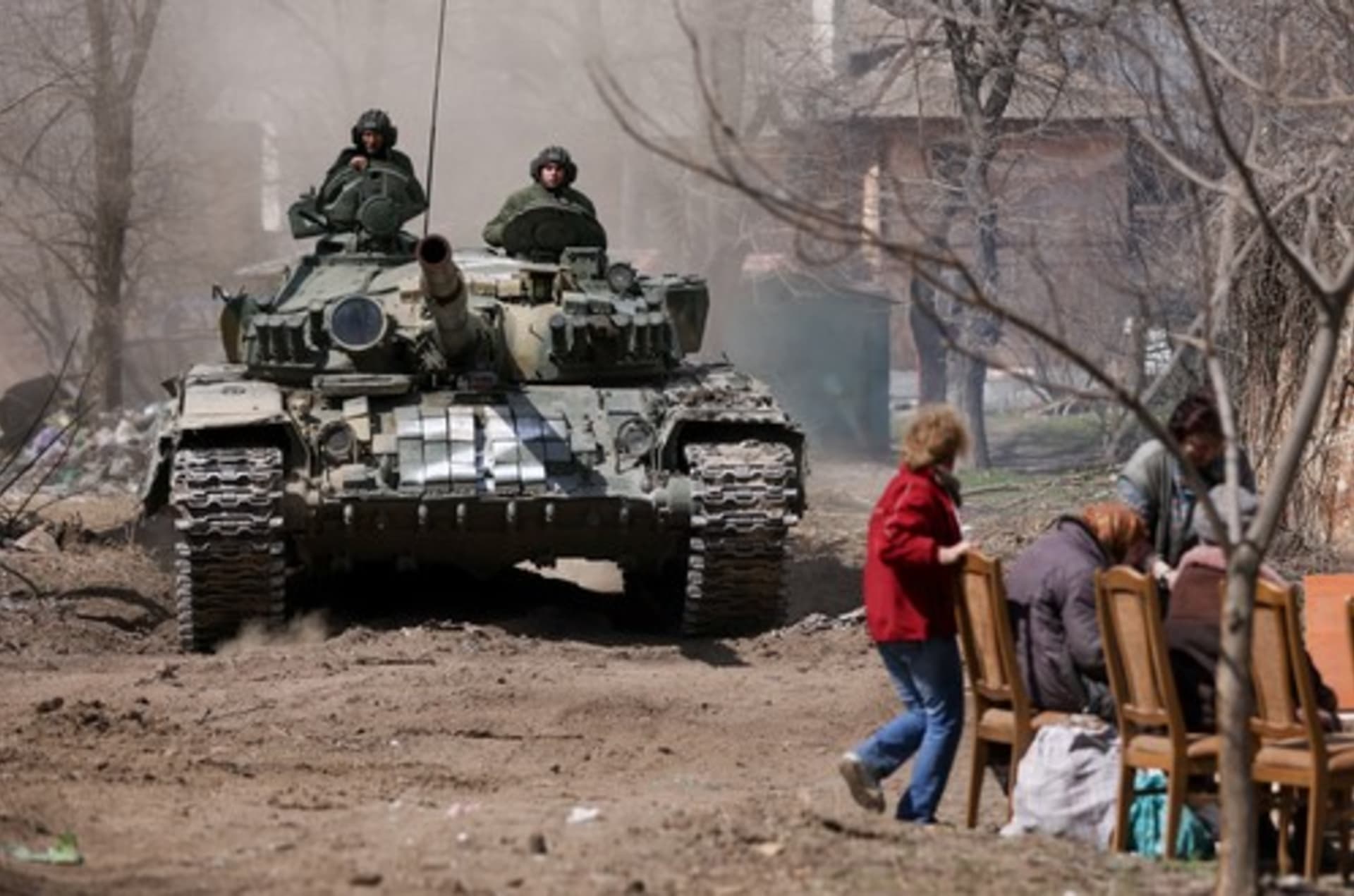 Ruské tanky v ulicích Mariupolu