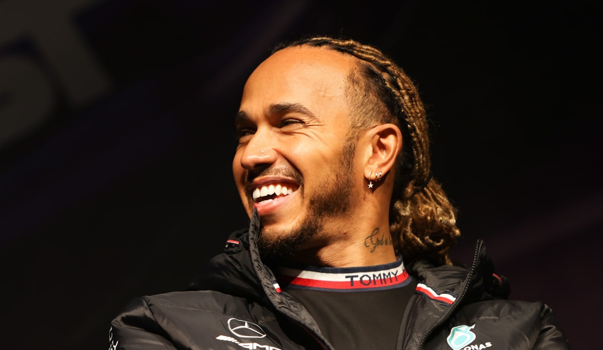 Lewis Hamilton má vyzdobené ucho několika doplňky.