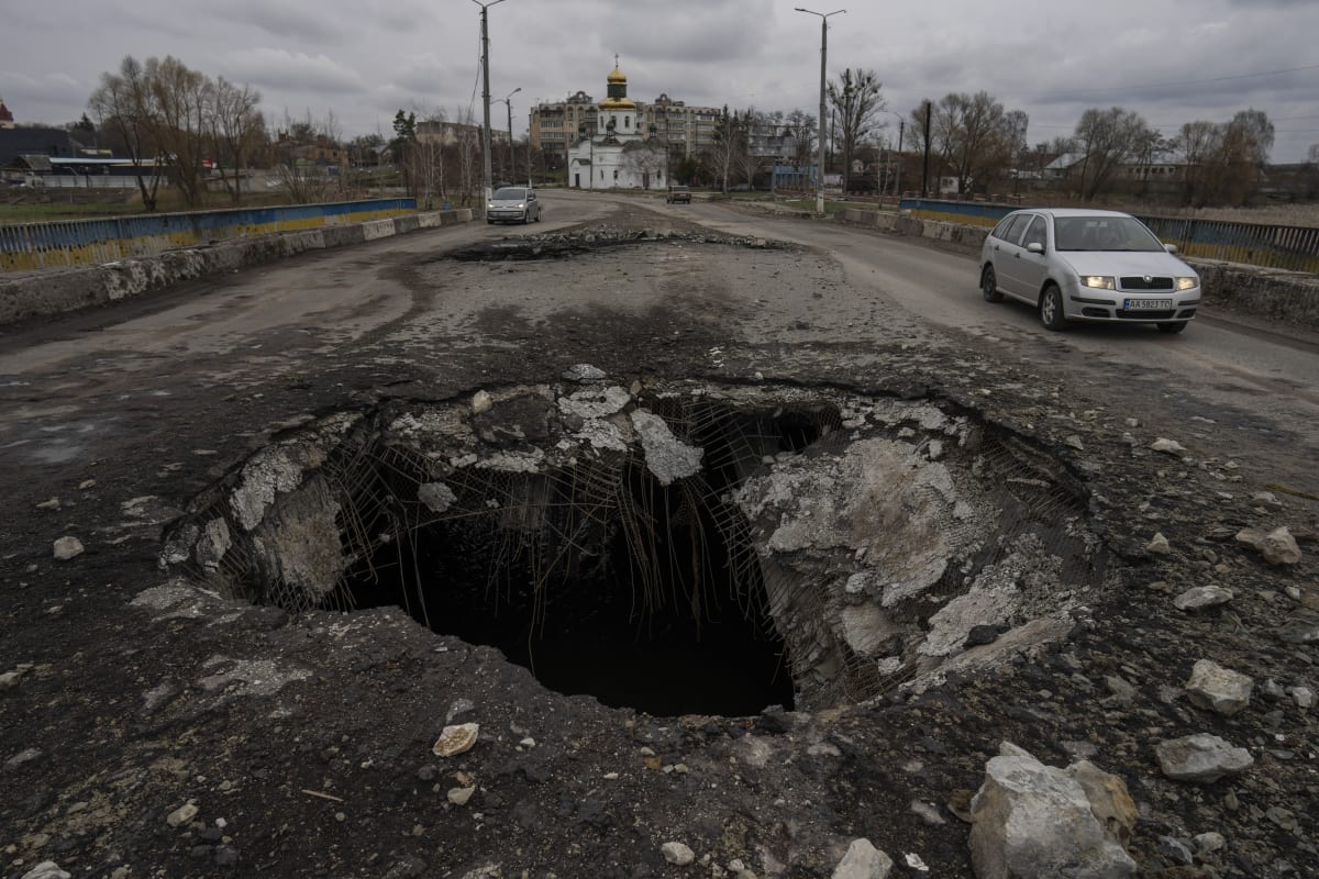 Auta projíždějící po zničeném mostě ve městě Makarov v Kyjevské oblasti