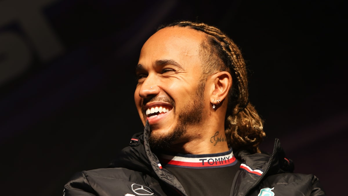 Lewis Hamilton má vyzdobené ucho několika doplňky.