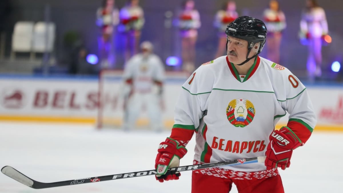 Alexandr Lukašenko rád hraje exhibiční přátelská utkání. Tentokrát ale odcházel s krvavým šrámem.