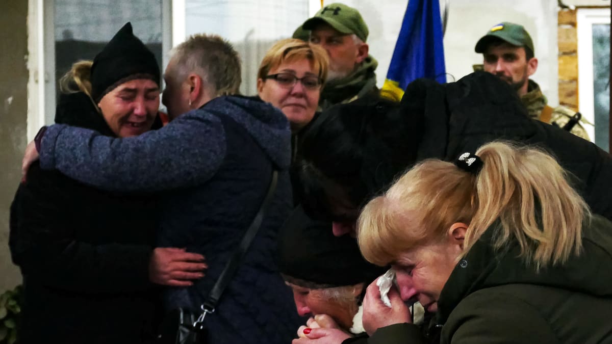 Ženy brečí během pohřbu 21letého vojáka ukrajinských ozbrojených sil Serhije Šamuta, který byl zabit v bitvě u Mariupolu 28. března v Krasnosilce v Oděské oblasti na jihu Ukrajiny. 