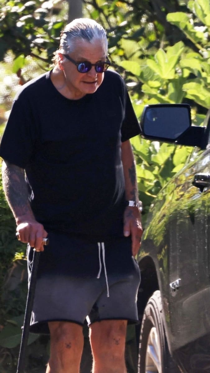Sešlý Ozzy Osbourne se opíral o hůlku. Zpěvák bojuje s Parkinsonovou chorobou.