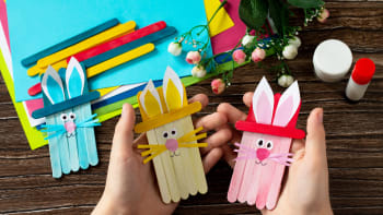 Velikonoční zajíčky z dřevěných špachtlí či z dřívek od nanuků zvládnete i s dětmi 