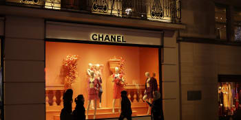 Chanel je nacistická značka, uráží nás, zuří Rusky. Kabelky na protest stříhají nůžkami