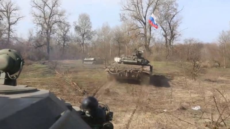 Ruské tanky projíždějící Charkovskou oblastí