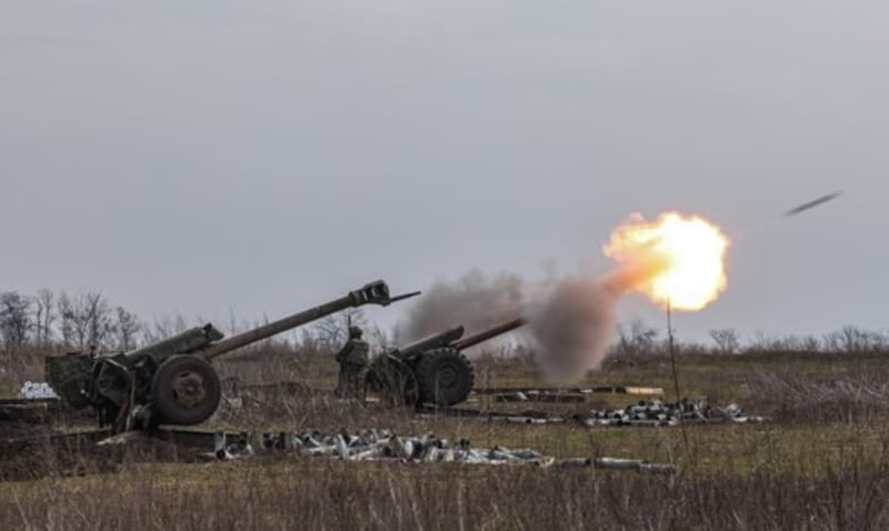 Proruští separatisté z tzv. Doněcké lidové republiky ostřelují Mariupol pomocí 122mm houfnic D-30. Tato zbraň byla vyvinuta v 60. letech minulého století v Sovětském svazu