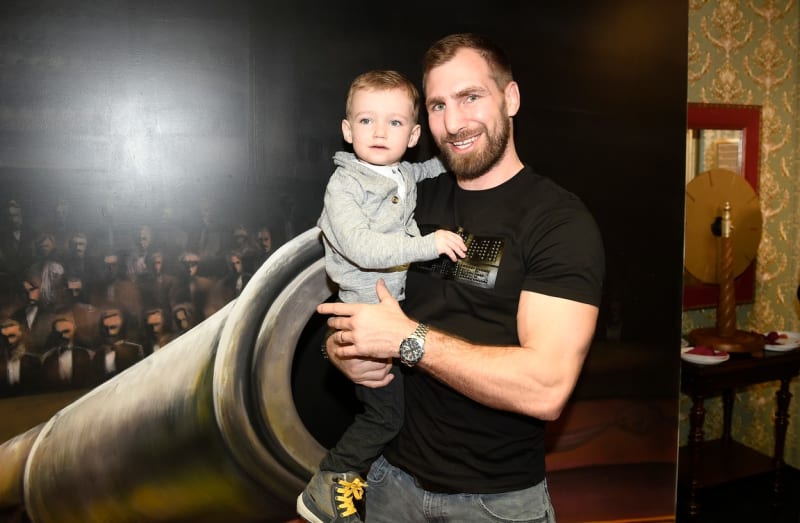 Bývalý MMA bojovník a manžel Hany Mašlíkové André Reinders prý letos se synem Andreasem půjdou o Velikonocích koledovat.