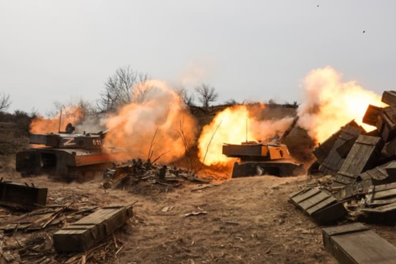 Proruští separatisté ostřelují ukrajinské pozice z města Pervomajsk pomocí samohybných houfnic 2S1 Gvozdika 