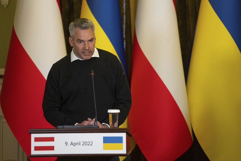 Rakouský kancléř Karl Nehammer mluví na tiskové konferenci po jednání s ukrajinským prezidentem Volodymyrem Zelenským v Kyjevě. 