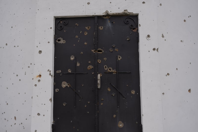 Zničené dveře kostela po jednom z ruských útoků na město Makarov v Kyjevské oblasti (10. duben)