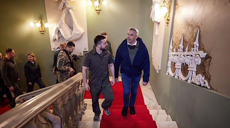 Rakouský kancléř Karl Nehammer (vpravo) a ukrajinský prezident Volodymyr Zelenskyj stoupají po schodech jednoho z paláců v Kyjevě, kde se uskutečnilo jejich jednání.