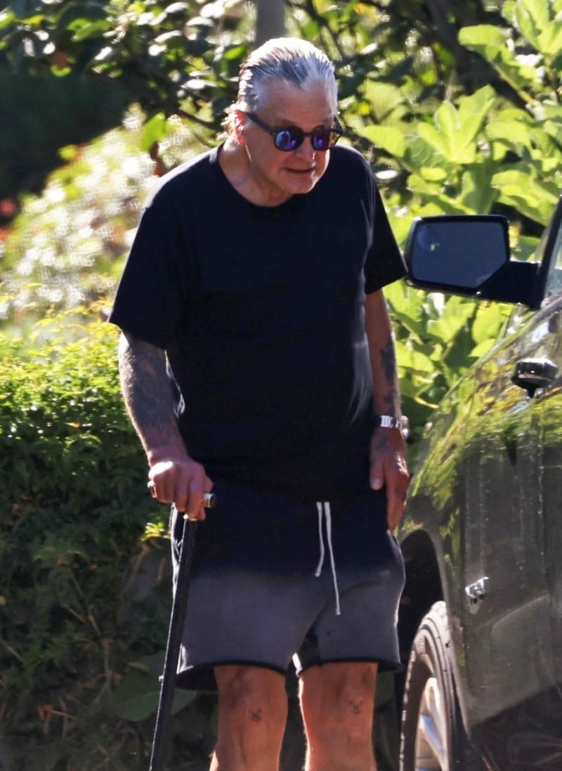 Sešlý Ozzy Osbourne se opíral o hůlku. Zpěvák bojuje s Parkinsonovou chorobou.
