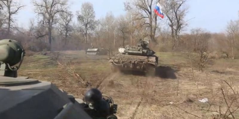 Ruské tanky projíždějící Charkovskou oblastí