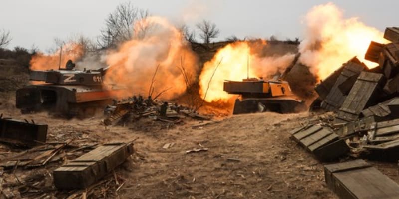 Proruští separatisté ostřelují ukrajinské pozice z města Pervomajsk pomocí samohybných houfnic 2S1 Gvozdika 