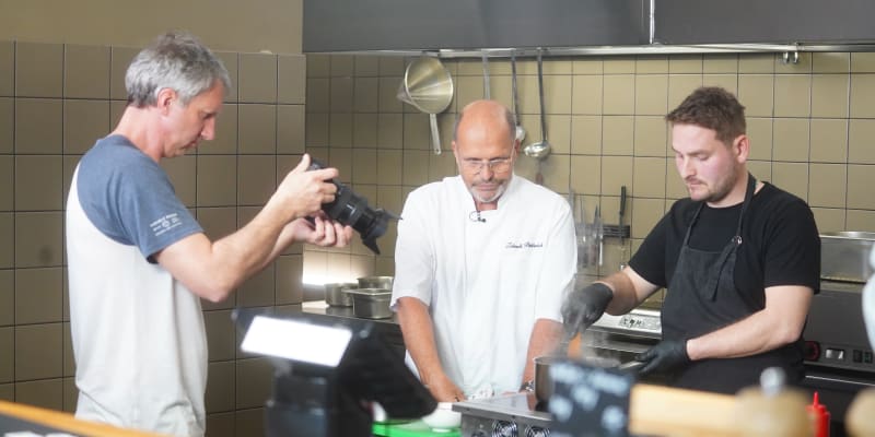 V každém díle nového pořadu Zdeněk Pohlreich představí jednu přední restauraci a jejího šéfkuchaře. 