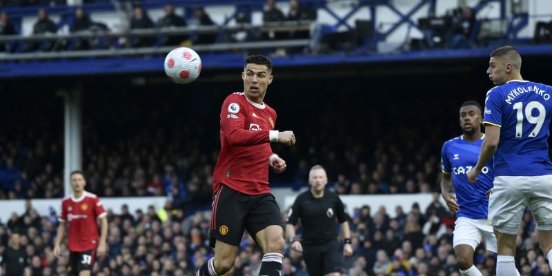 Crisitano Ronaldo během nepovedeného zápasu United na půdě zachraňujícího se Evertonu