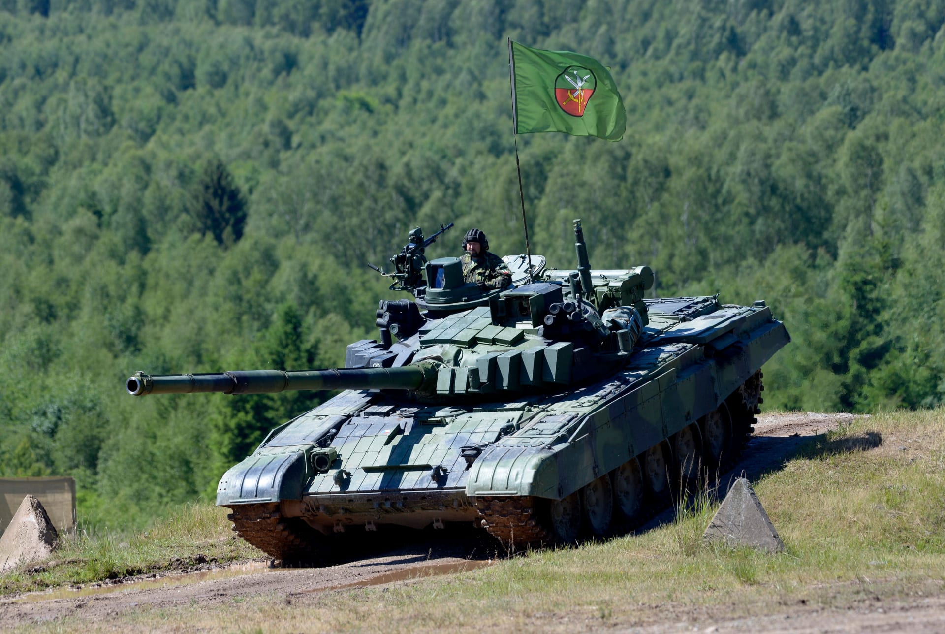 Česká republika provozuje asi tři desítky kusů T-72M4 CZ.