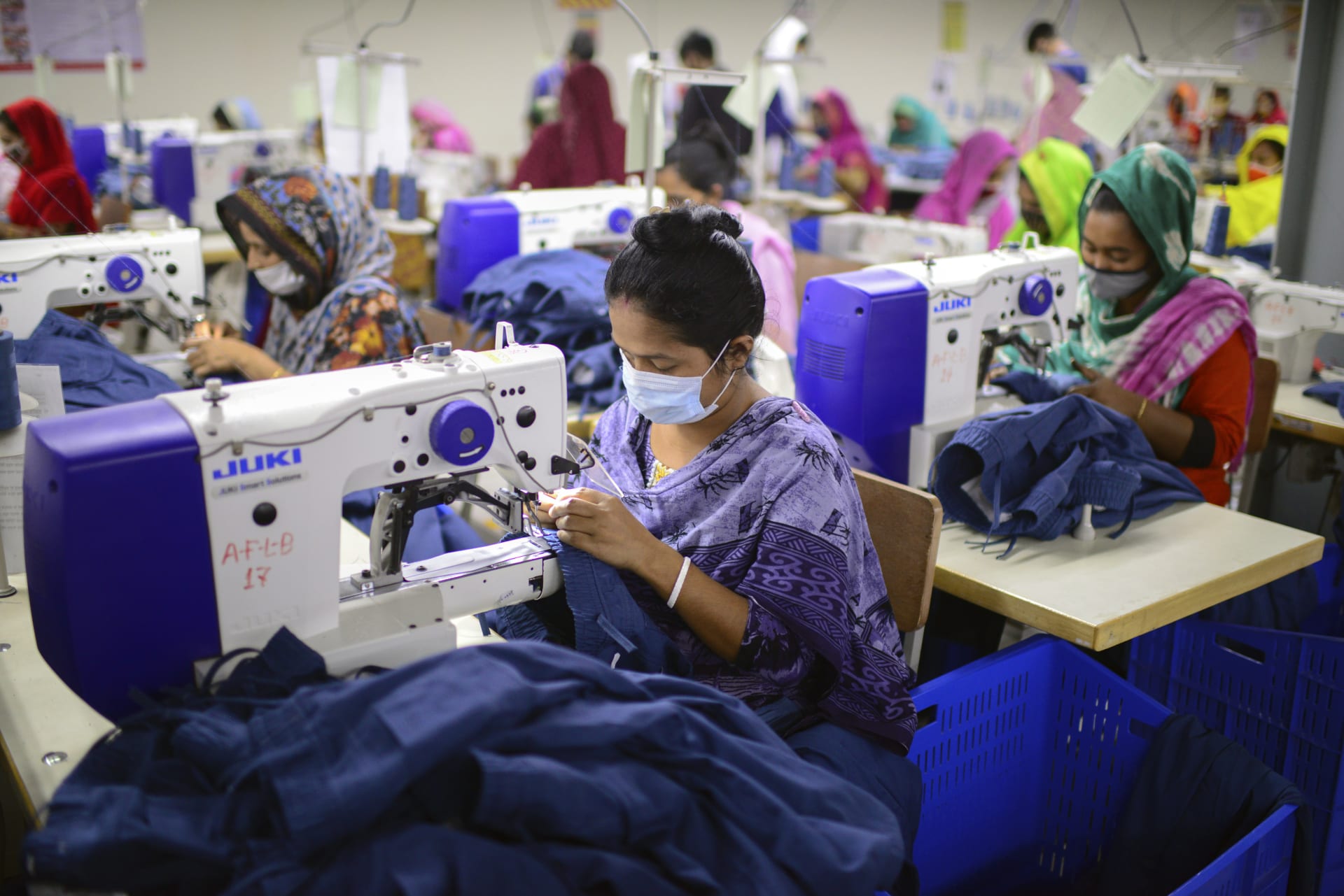 Zaměstnanci bangladéšské společnosti Arrival Fashion Limited, která šije oblečení pro některé světové značky. Evropská unie varovala spotřebitele, aby přestali používat své oblečení jako papírové kapesníčky, a ve středu 30. března 2022 uvedla, že plánuje čelit znečišťování prostředí kvůli masově prodávanému nekvalitnímu oblečení. 