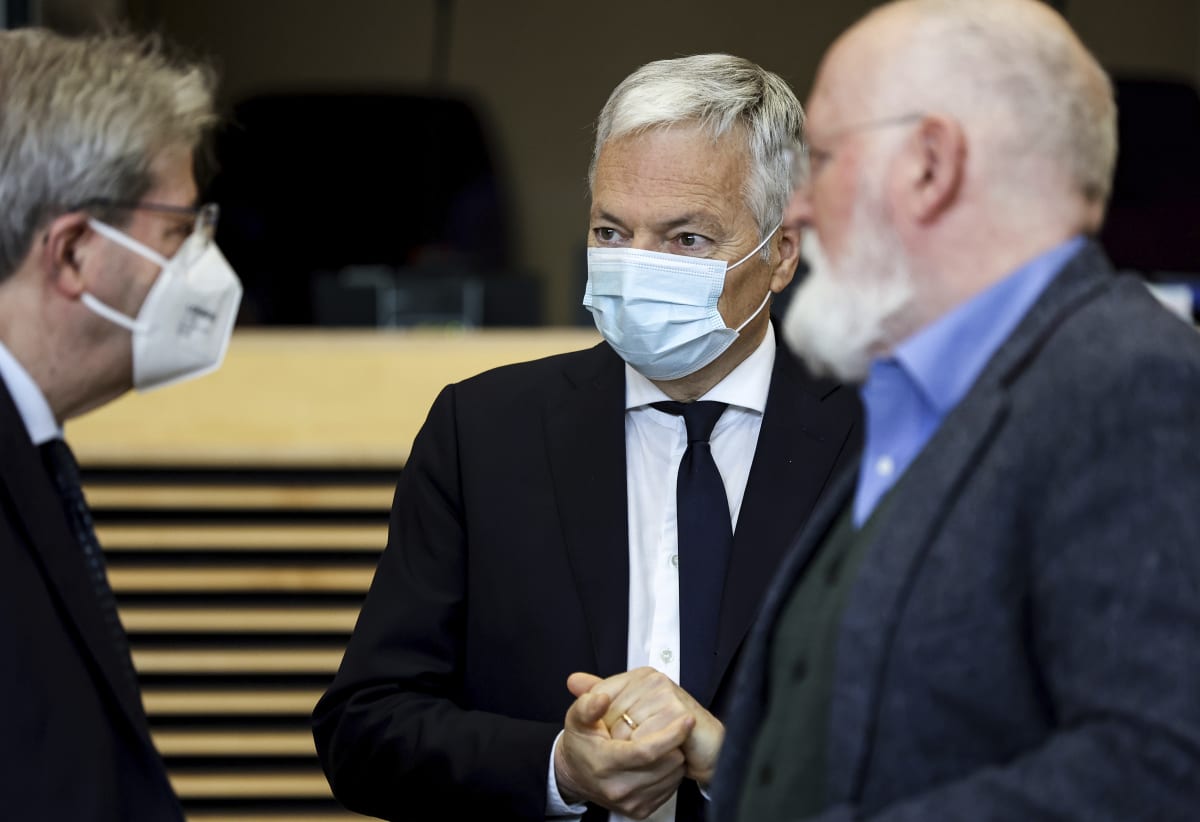 Zleva: Komisař pro hospodářství , komisař pro spravedlnost Didier Reynders a první místopředseda Evropské komise Frans Timmermans