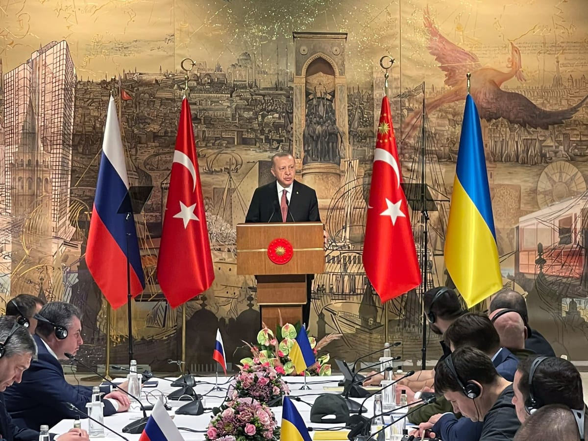 Turecký prezident Recep Tayyip Erdogan promlouvá k ukrajinské a ruské delegaci během rozhovorů v Istanbulu na konci března
