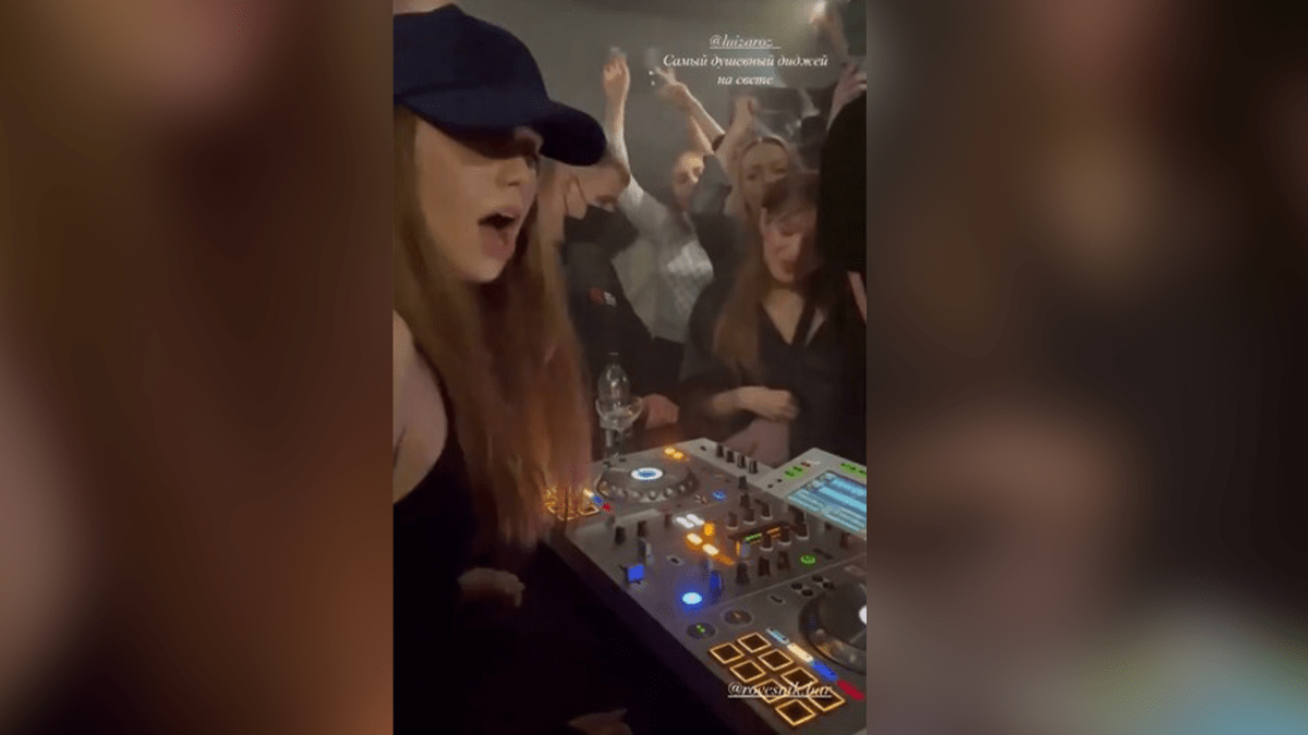 Luiza Rozovová jako DJka v moskevském klubu