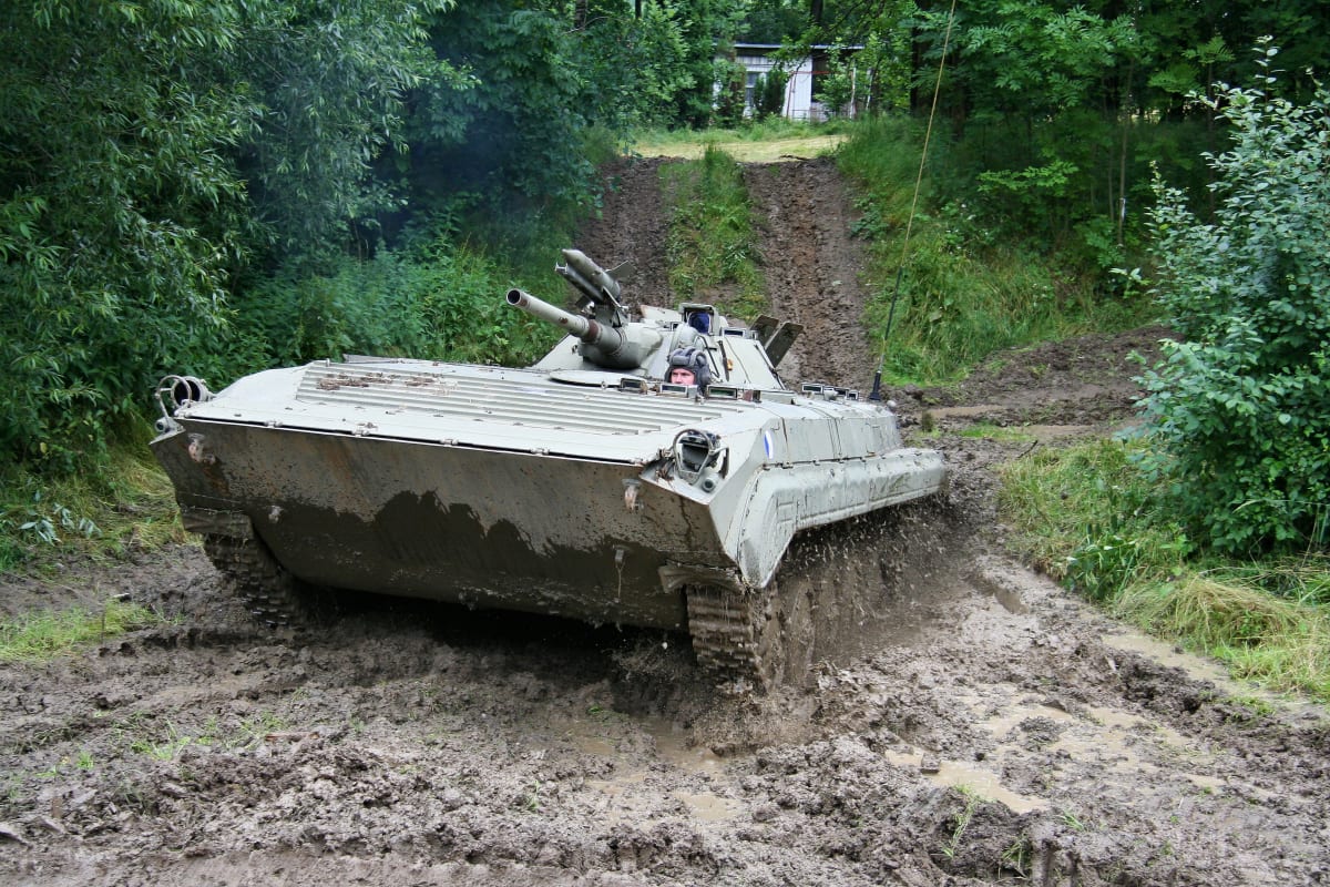 Část starých obrněných vozidel BVP-1 zamířila ze skladů na Ukrajinu.