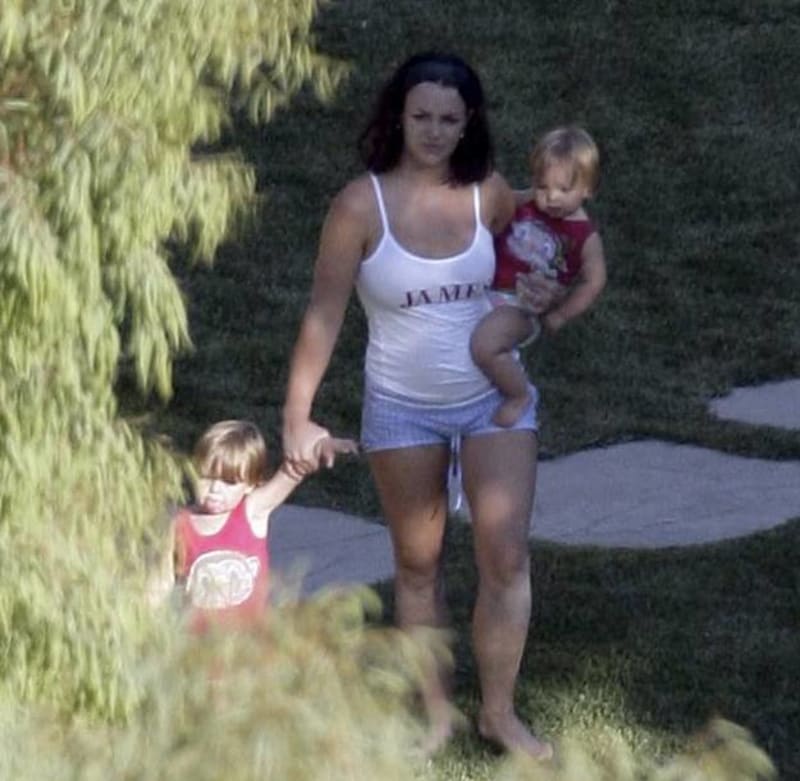 Britney Spears se svými dětmi v období, kdy měla pár kilogramů navíc. 