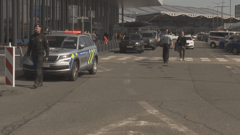 Na terminálu 2 pražského letiště v Ruzyni se v úterý ráno v batohu občana Velké Británie vznítila část vojenského granátu.