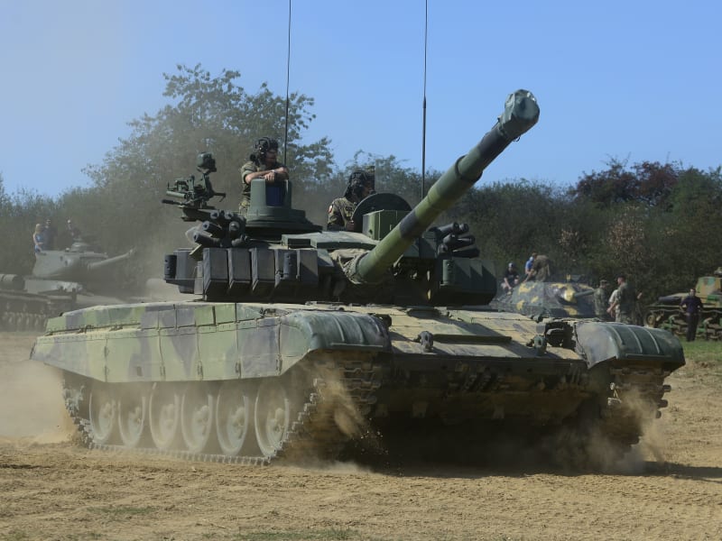 Všechny T-72M4 CZ by postupně měly nahrazovat právě německé Leopardy 2 v různých variantách.