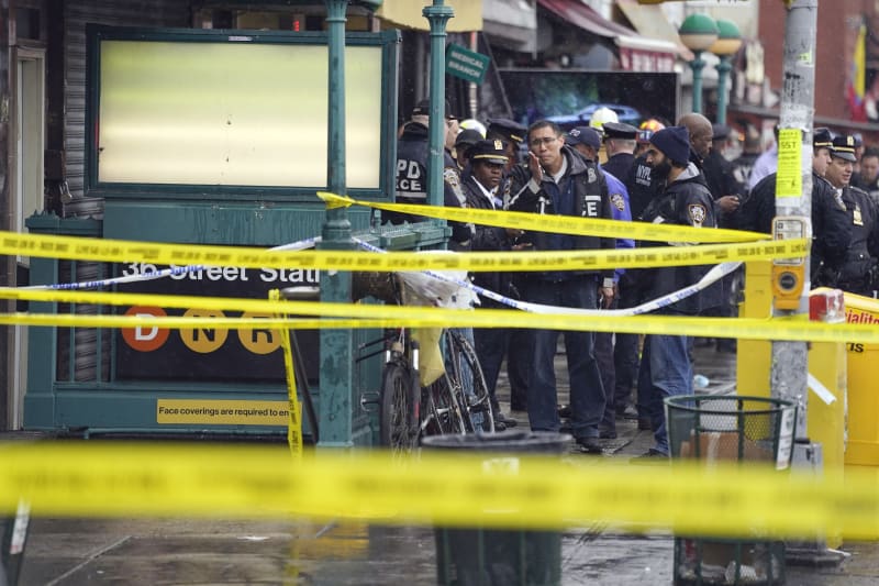 Při útoku v neworském metru bylo zraněno nejméně 13 lidí