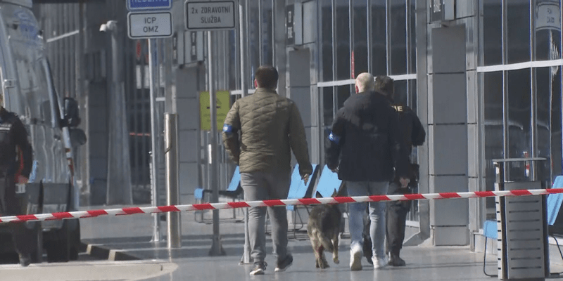 Na terminálu 2 pražského letiště v Ruzyni se v úterý ráno v batohu občana Velké Británie vznítila část vojenského granátu.