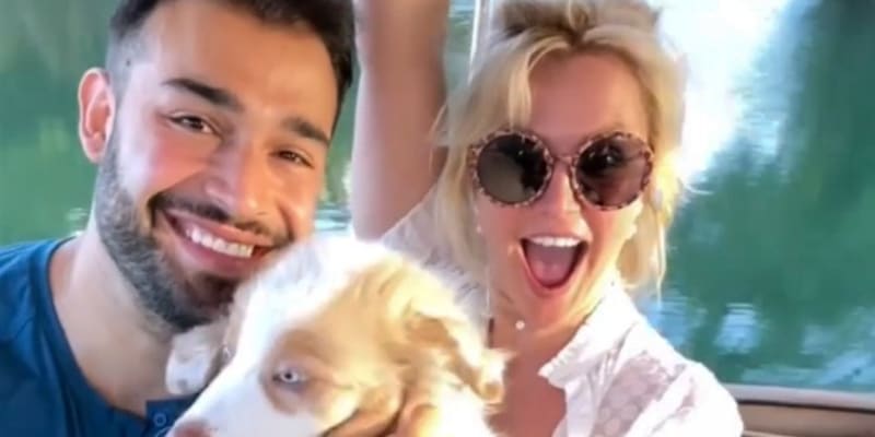 Se Samem Asgharim už je Britney zasnoubená.