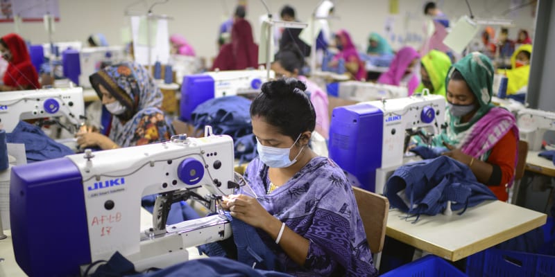 Zaměstnanci bangladéšské společnosti Arrival Fashion Limited, která šije oblečení pro některé světové značky. Evropská unie varovala spotřebitele, aby přestali používat své oblečení jako papírové kapesníčky, a ve středu 30. března 2022 uvedla, že plánuje čelit znečišťování prostředí kvůli masově prodávanému nekvalitnímu oblečení. 