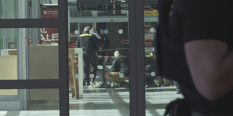 Na terminálu 1 pražského letiště v Na terminálu 2 pražského letiště v Ruzyni se v úterý ráno v batohu občana Velké Británie vznítila část vojenského granátu.