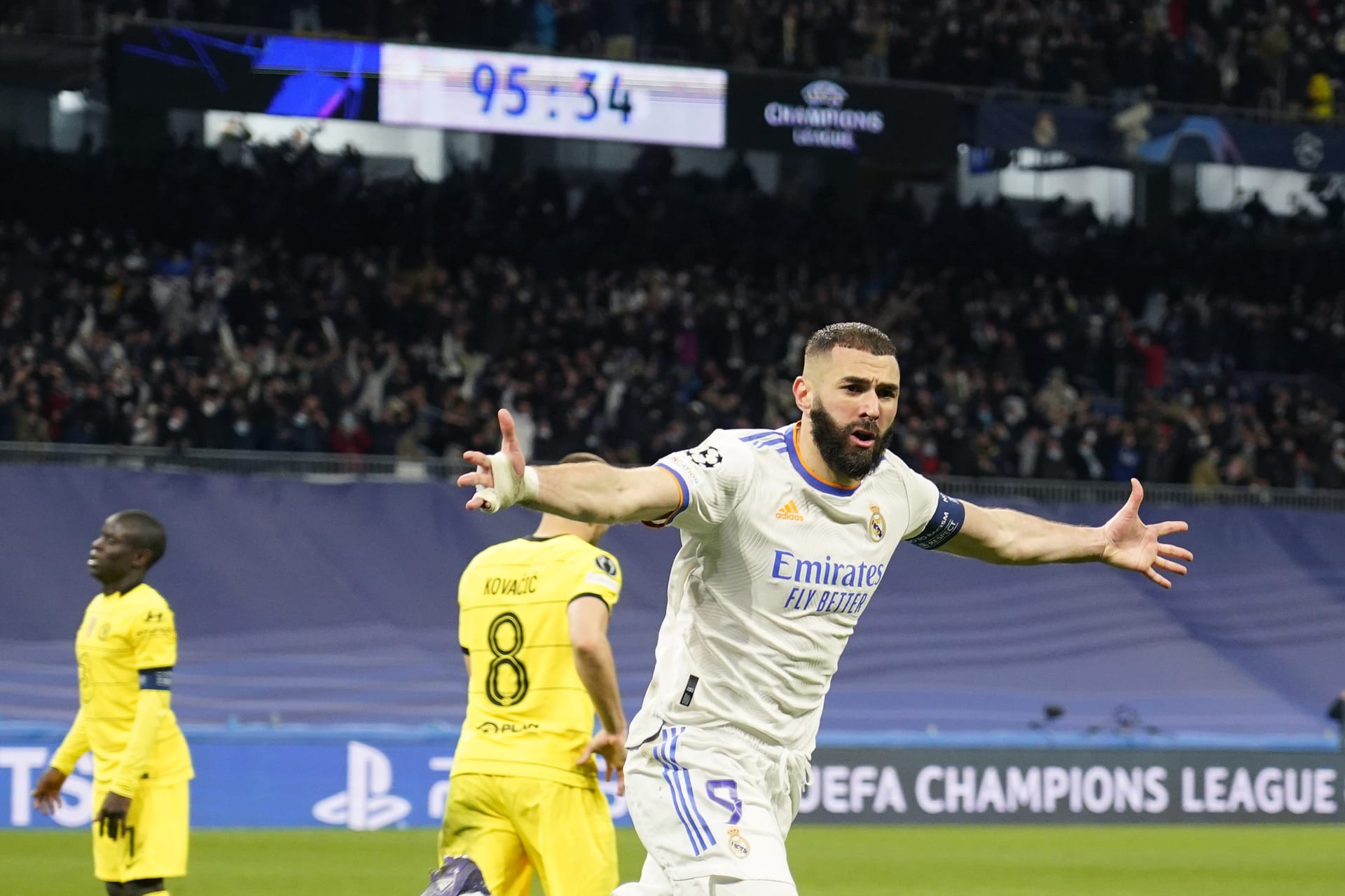Real Madrid postoupil do semifinále Ligy mistrů na úkor obhájce trofeje Chelsea. Rozhodl v nastavení Karim Benzema.