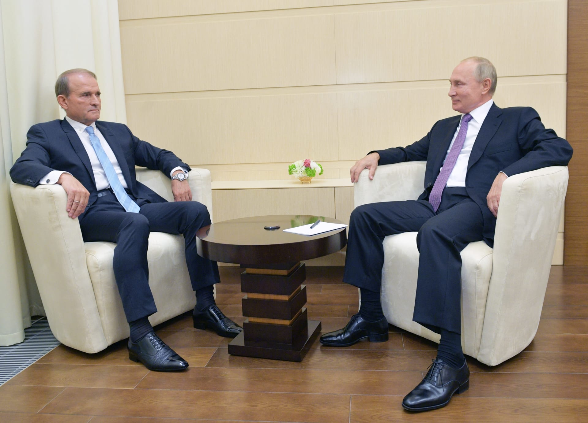 Ukrajinský magnát Viktor Medvedčuk (vlevo) hovoří s ruským prezidentem Vladimirem Putinem během setkání v rezidenci Novo-Ogarjovo u Moskvy, úterý 6. října 2020. 